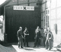Altes Gerätehaus der Feuerwehr Osloß in der Hauptstraße; Schwarzweißfoto aus den 50er Jahren