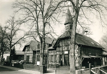Zum ersten richtigen „Rathaus“ der Samtgemeinde wurde ab 1977 die alte Schule in der Brückenstraße umfunktioniert