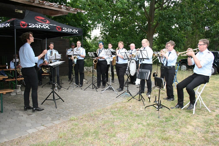 Der Feuerwehrmusikzug spielt unter der Leitung von Silke Neumann auf