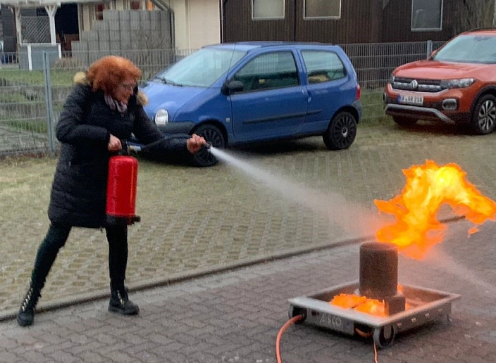 Es gab auch die Möglichkeit, selbst die Handhabung von Feuerlöschern auszuprobieren