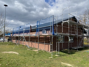 Das Feuerwehrhaus Barwedel mit neuem Dach und Baugerüst