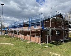 Das Feuerwehrhaus Barwedel mit neuem Dach und Baugerüst