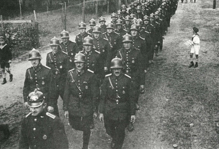 Die ein Jahr zuvor gegründete Freiwillige Feuerwehr Weyhausen 1935 beim Ausmarsch. Die Wehrmänner trugen noch Preußische Pickelhauben.