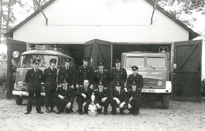 Mitglieder der Feuerwehr Weyhausen vor ihrem Spritzenhaus auf einem undatierten Foto aus den 1970er Jahren.