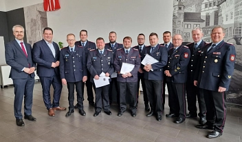 Der Ortsbrandmeister aus Barwedel, Kai Plankemann (3. von links) wurde im Rahmen der Dienstversammlung der Kreisfeuerwehr Gifhorn zum ersten Hauptbrandmeister befördert