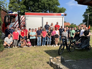 30 Kameradinnen und Kameraden der Feuerwehr Jembke radelten durchs Boldecker Land