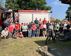 30 Kameradinnen und Kameraden der Feuerwehr Jembke radelten durchs Boldecker Land