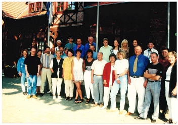 Gruppenfoto der Verwaltung im Jahr 2000. Rechts im Bild mit Schlips: Samtgemeindebürgermeister Lothar Leusmann