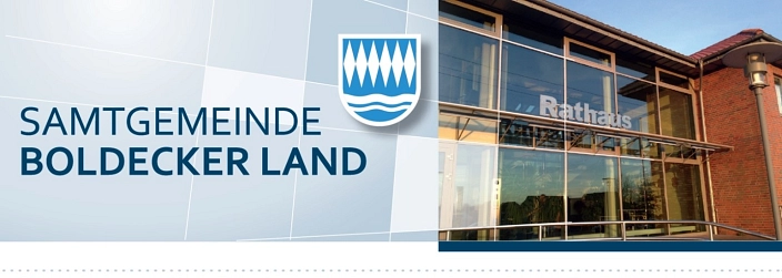 Header Stellenanzeigen Das Rathaus der Samtgemeine im Anschnitt, der Schriftzug Samtgemeinde Boldecker Land in Versalien und unser blaues Wappen mit sechs weißen Rauten und zwei "Allerwellen" im Fuß. © Samtgemeinde Boldecker Land