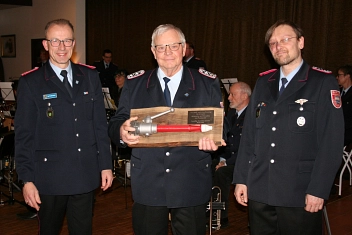 Nach 40 Jahren Kommandoarbeit wurde Heinrich Michel mit einem Anerkennungsgeschenk aus dem Gremium verabschiedet