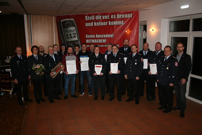 JHV Barwedel 2023_1 Gruppenbild von Beförderten und Geehrten