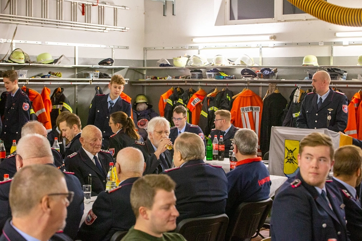 Ortsbrandmeister Dominik Hoffmann begrüßt die Kameraden der Osloßer Feuerwehr