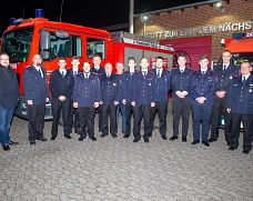 Gruppenbild JHV Osloß: Geehrte und Beförderte, sowie links der Samtgemeindebürgermeister, rechts der Gemeindebrandmeister