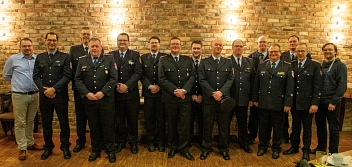 Erste Jahreshauptversammlung der Freiwilligen Feuerwehren Boldecker Land nach drei Jahren Corona-Pause. Links im Bild: Samtgemeindebürgermeister Dennis Ehrhoff
