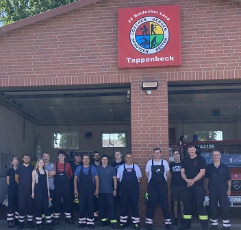 Starteten eine Aufräumaktion in und um Tappenbeck: Kamerad/innen der Feuerwehr