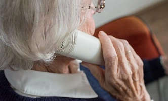 Symbolfoto Senioren am Telefon