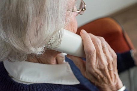 Symbolfoto Senioren am Telefon