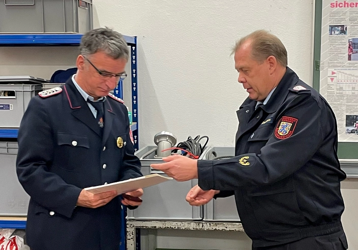 Übergabe einer Urkunde an Uwe Göhres für 50 Jahre aktiven Dienst in der freiwilligen Feuer