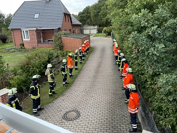 Überraschung: Die Kameraden standen in Uniform Spalier vor dem rot geklinkerten Einfamilienhaus der Familie Schrader.