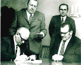 Ein historischer Moment: Am 1. Juli 1972 unterzeichnete Jembkes Bürgermeister Hermann Bratze den Interimsvertrag zur Bildung der Samtgemeinde Boldecker Land. Hinter ihm steht Heinrich Schulze aus Weyhausen, der bis 1976 als Samtgemeindebürgermeister amtie