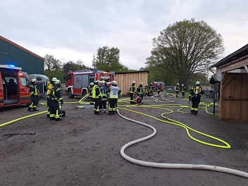 Übungsszenario: Brand eines Gebäudes auf einem Hof am östlichen Ortsrand von Osloß