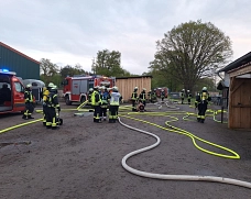 Übungsszenario: Brand eines Gebäudes auf einem Hof am östlichen Ortsrand von Osloß